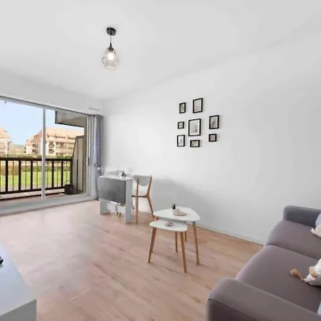 Un Cocon Au Bord De L'ocean Vue Partielle Sur *