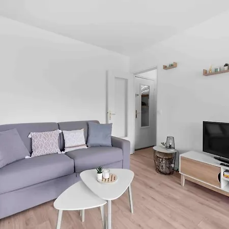 Un Cocon Au Bord De L'ocean Vue Partielle Sur *