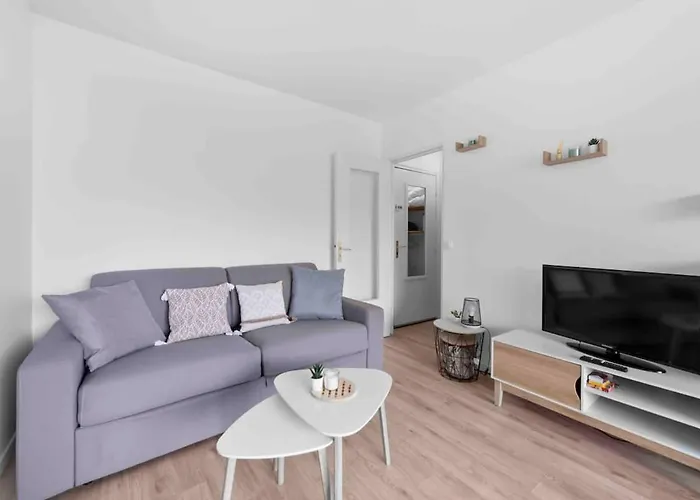 Un Cocon Au Bord De L'ocean Vue Partielle Sur *