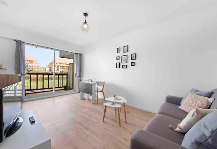 Un Cocon Au Bord De L'ocean Vue Partielle Sur *